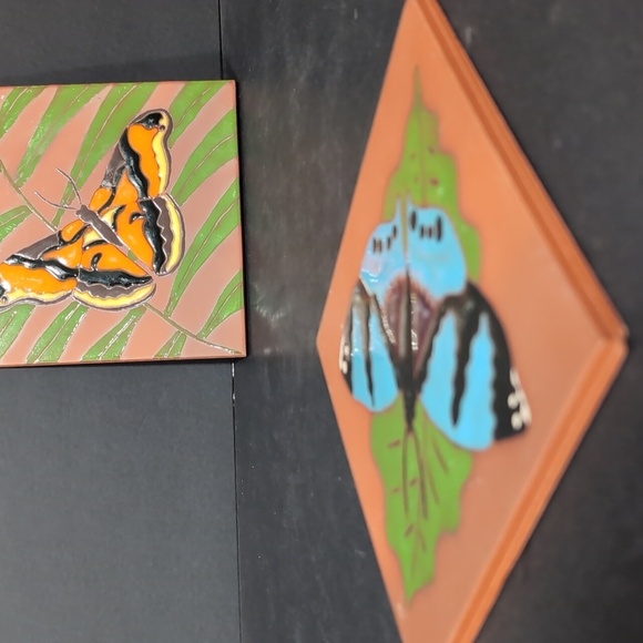H&R Johnson Set of 2 Ceramic Hand-painted Tiles with Butterfly Design. - Picture 4 of 9